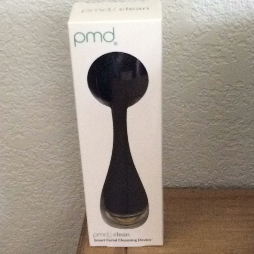 Facial cleansing device
